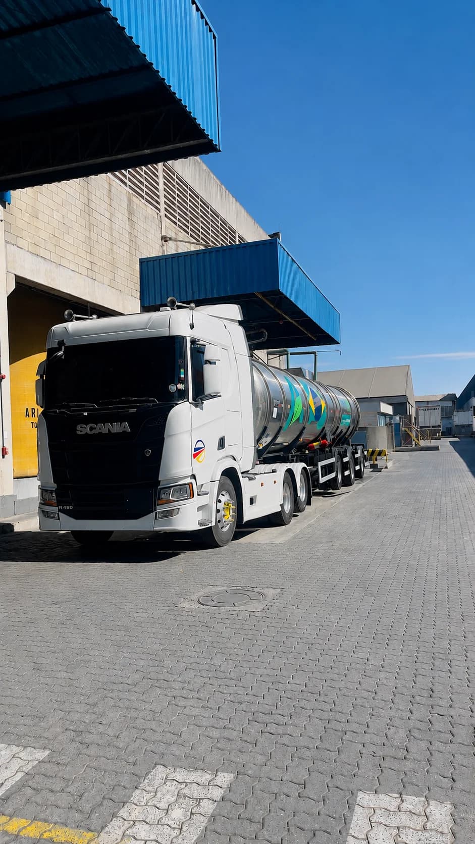Cavalo mecânico Scania da frota ARNOX 32 acoplado ao tanque em aço inox